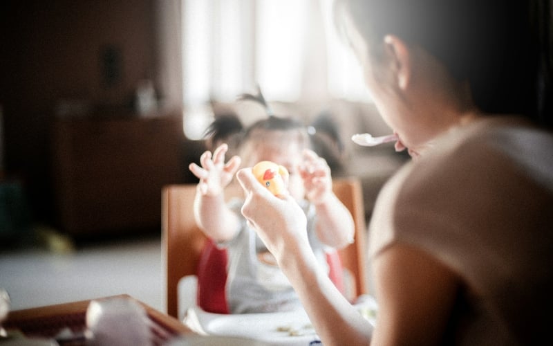 Lyhyen tilauksen kokin pelaaminen ja puhtaiden lautasten pakottaminen voi sabotoida lasten terveellisiä ruokailutottumuksia